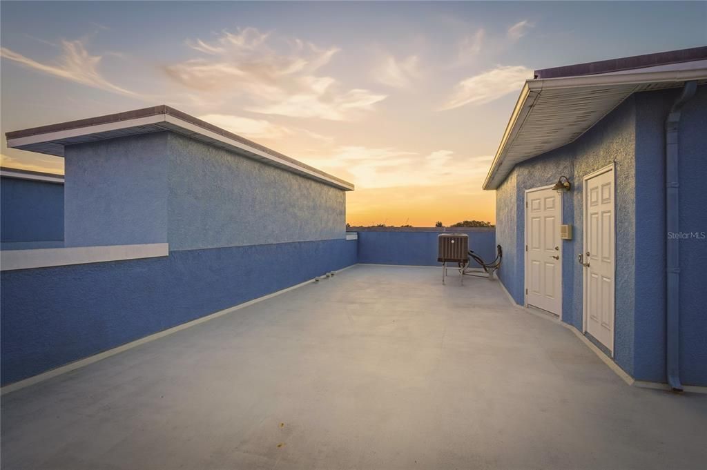 For Sale: $749,900 (3 beds, 3 baths, 2600 Square Feet)