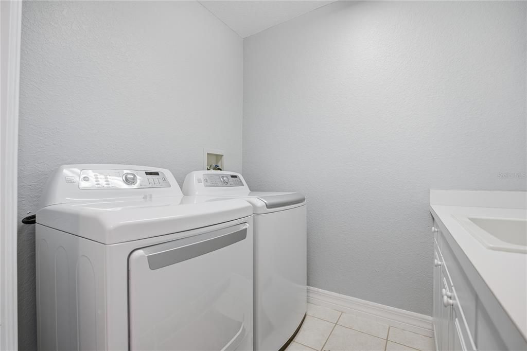 For Sale: $749,900 (3 beds, 3 baths, 2600 Square Feet)