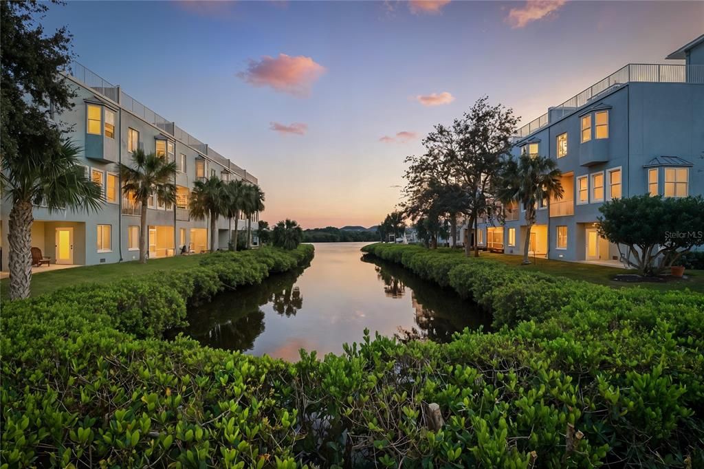 For Sale: $749,900 (3 beds, 3 baths, 2600 Square Feet)