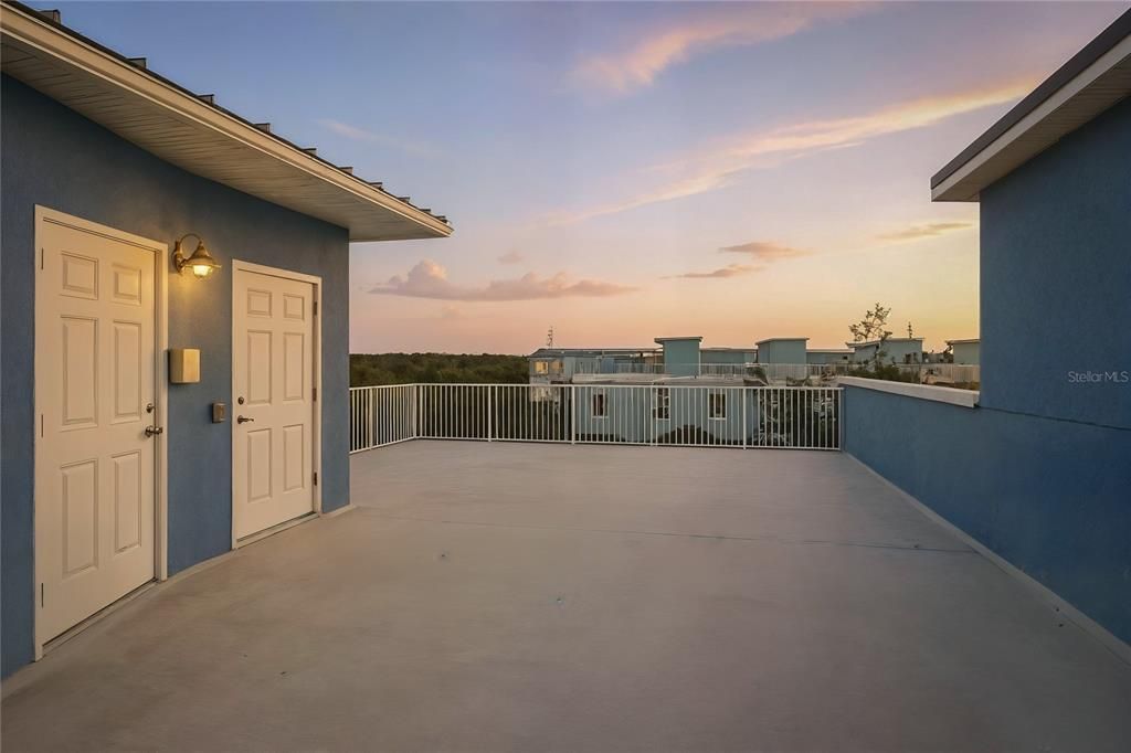 For Sale: $749,900 (3 beds, 3 baths, 2600 Square Feet)