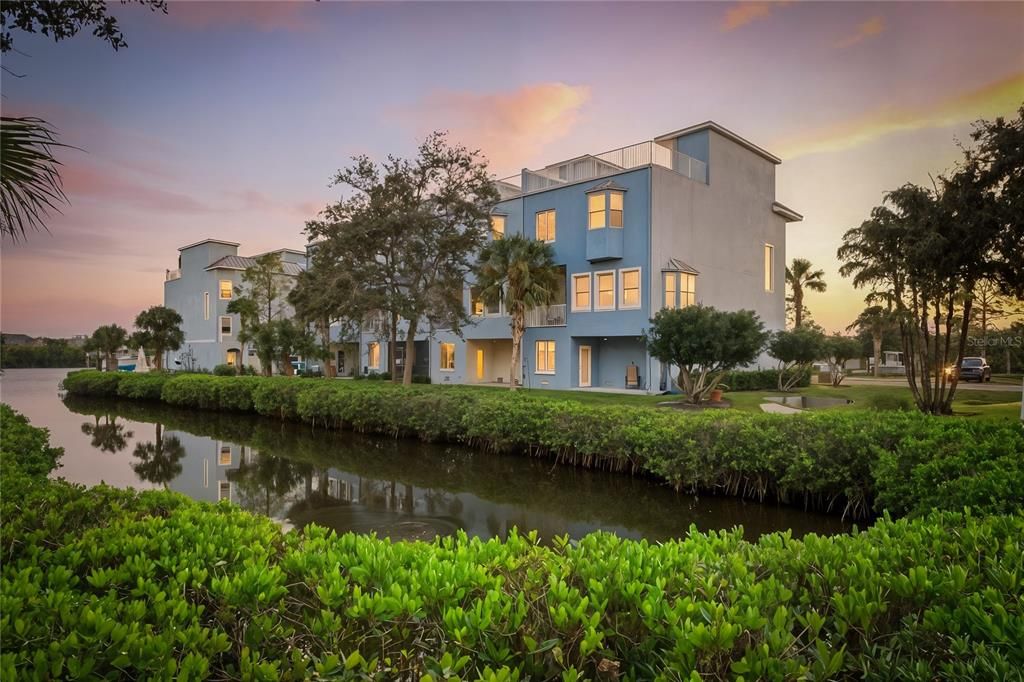 For Sale: $749,900 (3 beds, 3 baths, 2600 Square Feet)