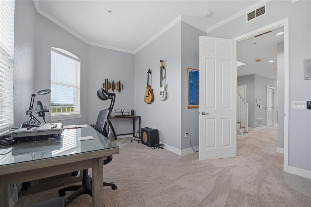 For Sale: $749,900 (3 beds, 3 baths, 2600 Square Feet)