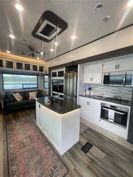 For Sale: $105,000 (1 beds, 1 baths, 391 Square Feet)