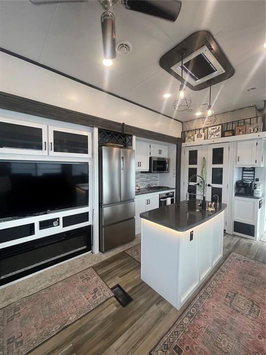 For Sale: $105,000 (1 beds, 1 baths, 391 Square Feet)