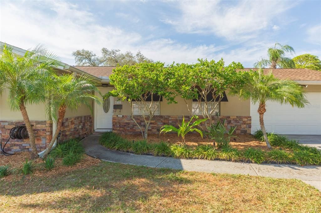 For Rent: $3,300 (4 beds, 2 baths, 1490 Square Feet)