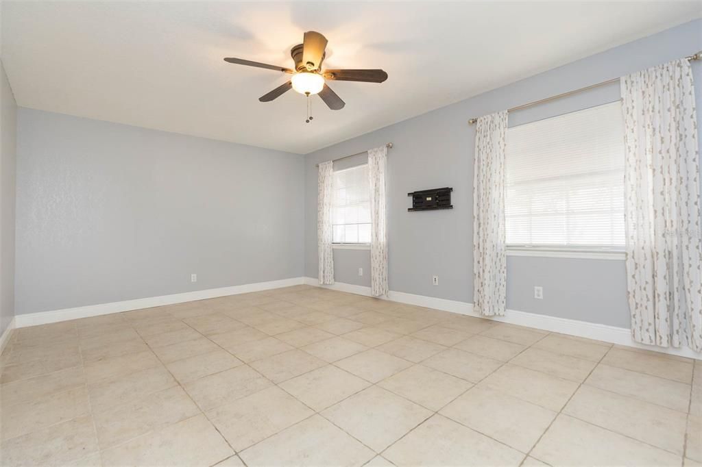 For Rent: $3,300 (4 beds, 2 baths, 1490 Square Feet)