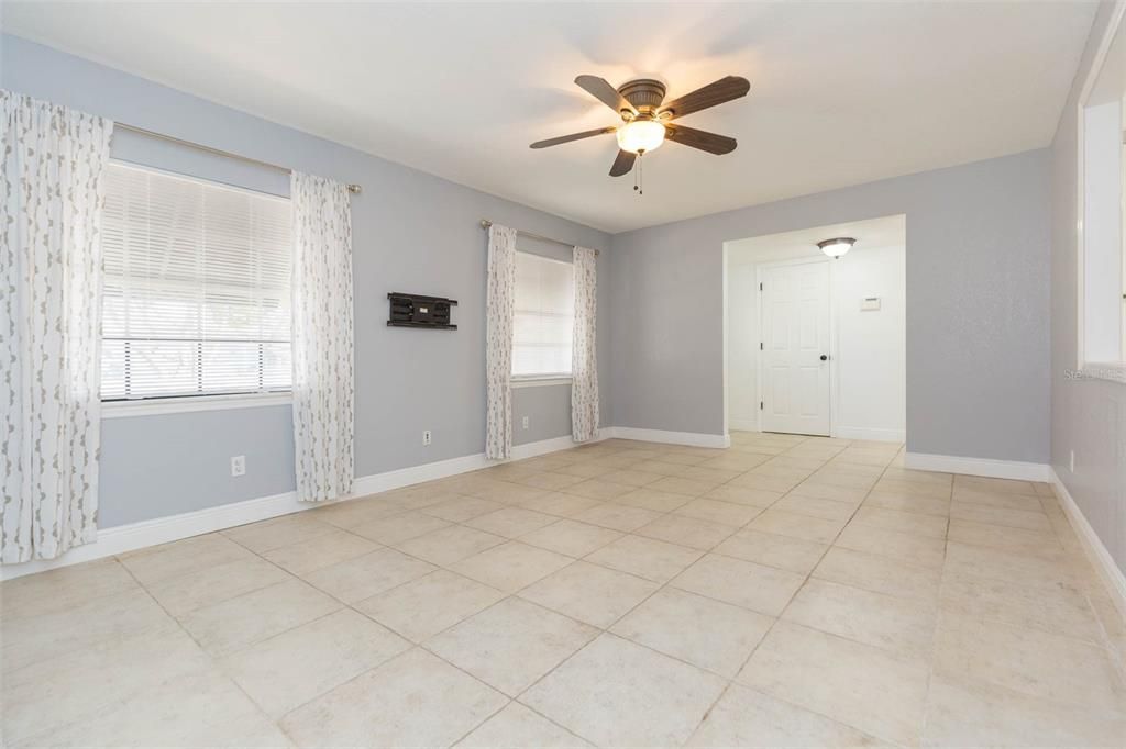 For Rent: $3,300 (4 beds, 2 baths, 1490 Square Feet)