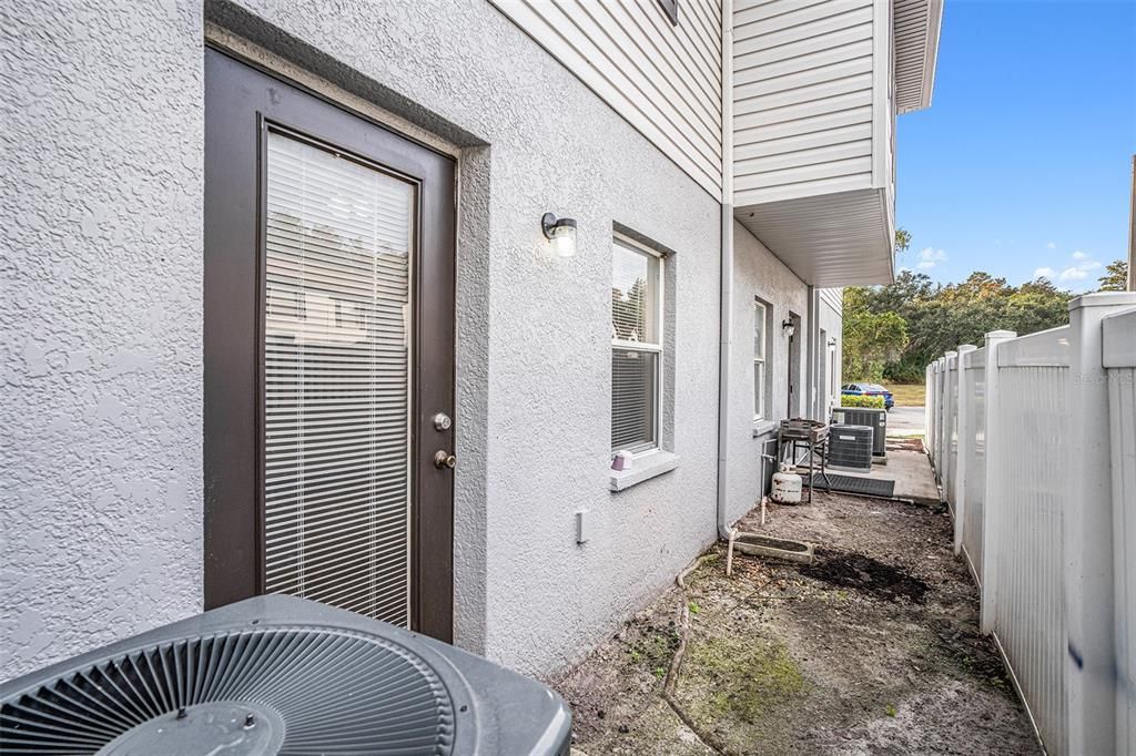 For Rent: $1,750 (2 beds, 1 baths, 1216 Square Feet)