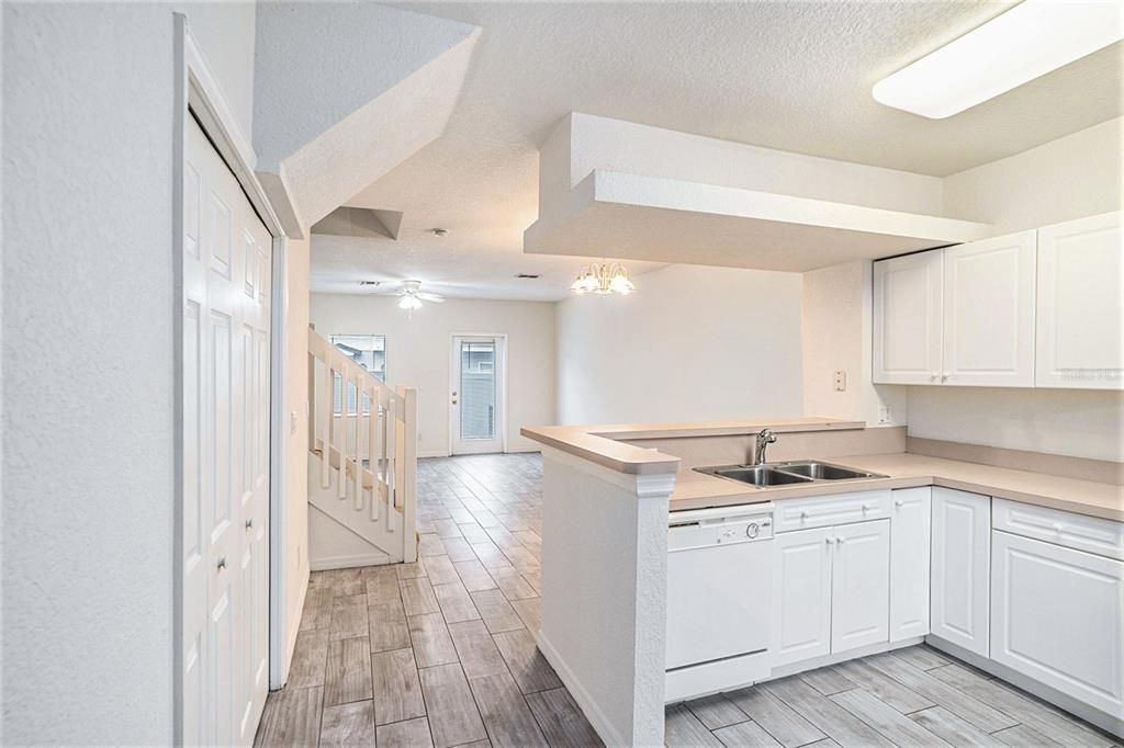 For Rent: $1,750 (2 beds, 1 baths, 1216 Square Feet)