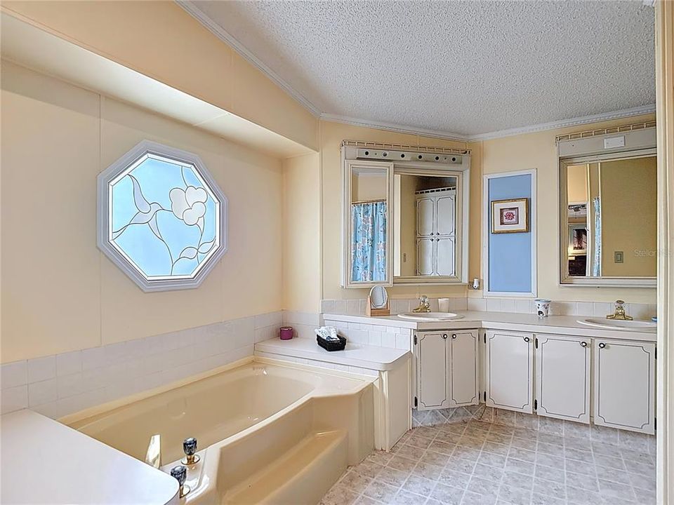 For Sale: $149,500 (2 beds, 2 baths, 1482 Square Feet)