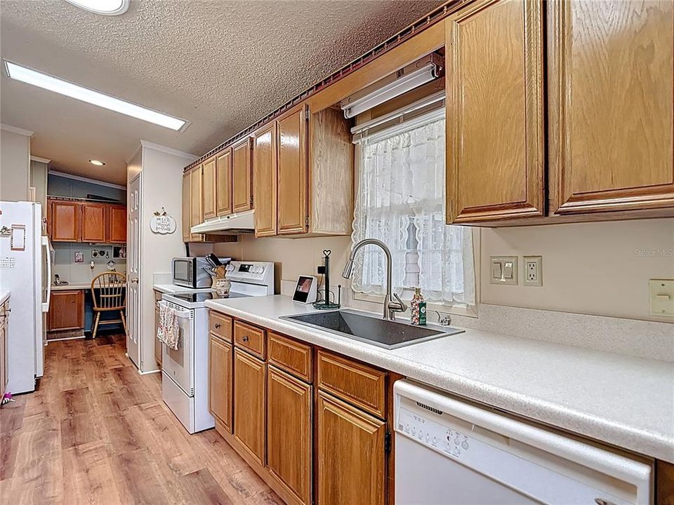 For Sale: $149,500 (2 beds, 2 baths, 1482 Square Feet)