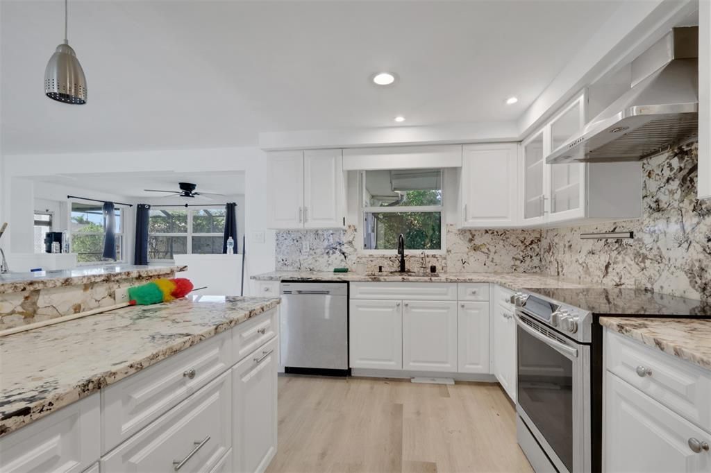 For Sale: $299,000 (2 beds, 2 baths, 1572 Square Feet)