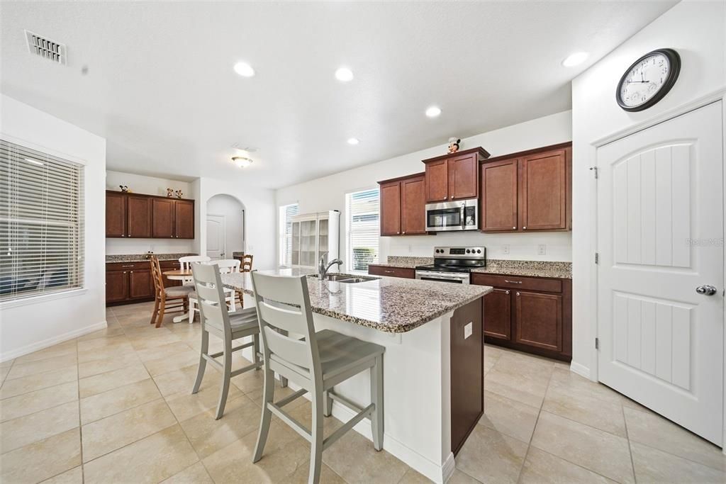 待售: $587,000 (4 贝兹, 3 浴室, 2477 平方英尺)