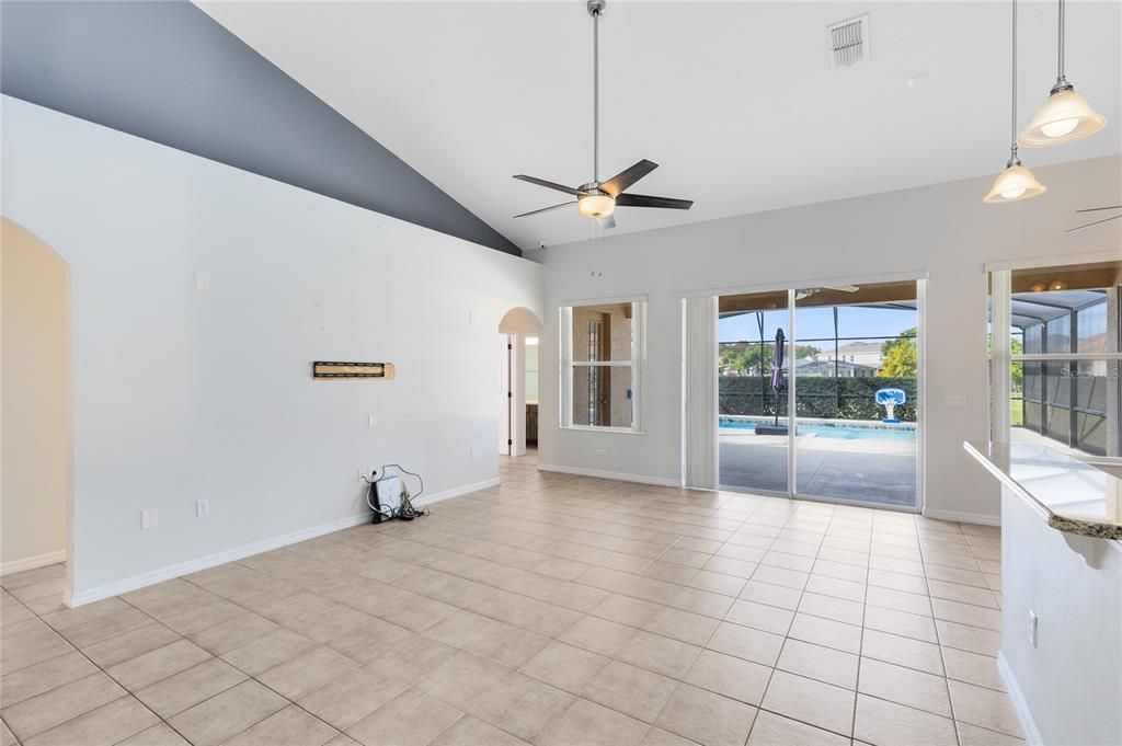 待售: $440,000 (4 贝兹, 2 浴室, 2052 平方英尺)