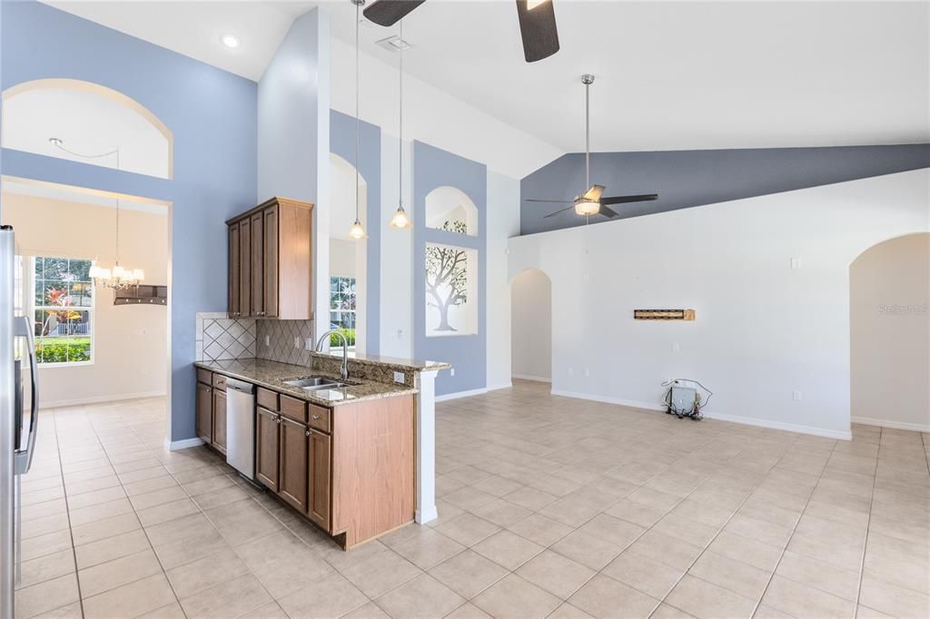 待售: $440,000 (4 贝兹, 2 浴室, 2052 平方英尺)