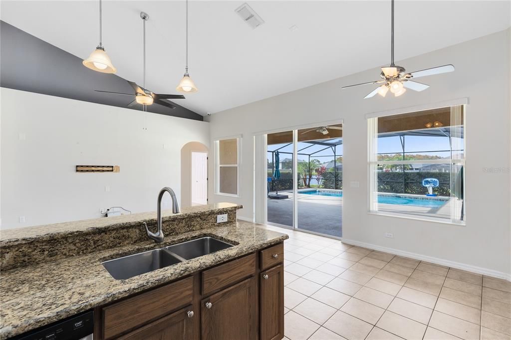 待售: $440,000 (4 贝兹, 2 浴室, 2052 平方英尺)