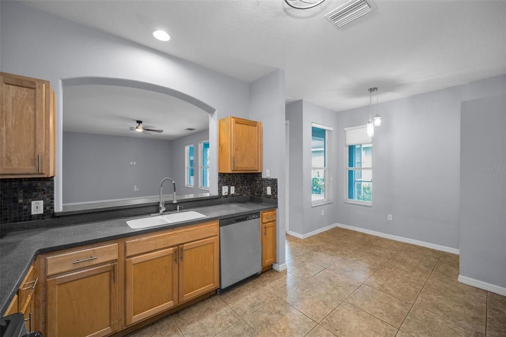 待售: $530,000 (4 贝兹, 2 浴室, 2363 平方英尺)