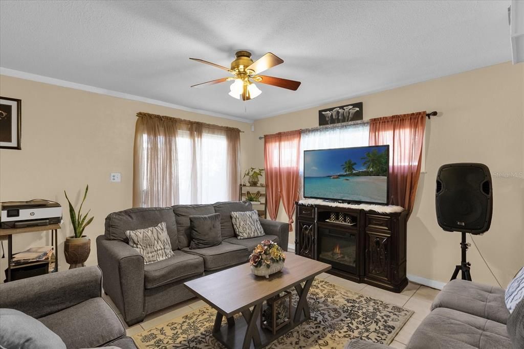 En Venta: $300,000 (4 camas, 2 baños, 1617 Pies cuadrados)