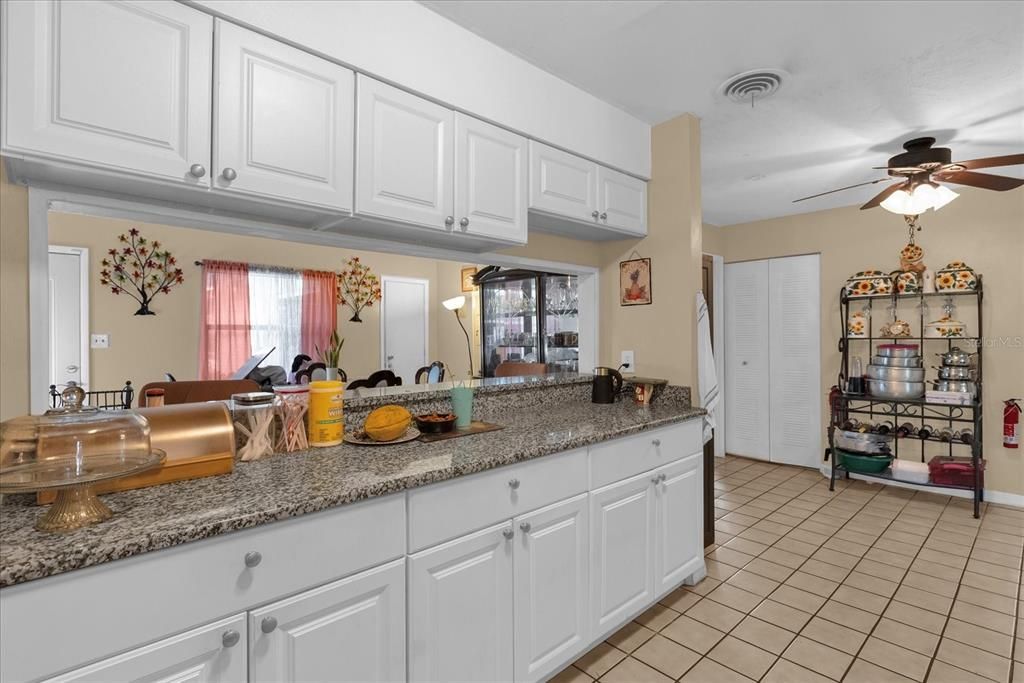 En Venta: $300,000 (4 camas, 2 baños, 1617 Pies cuadrados)