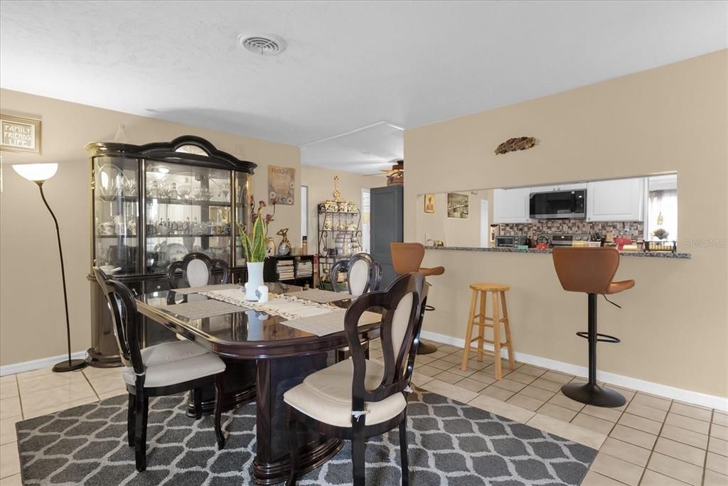 En Venta: $300,000 (4 camas, 2 baños, 1617 Pies cuadrados)