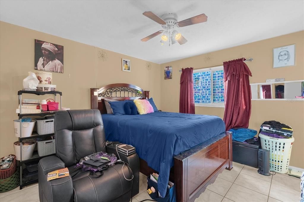 En Venta: $300,000 (4 camas, 2 baños, 1617 Pies cuadrados)