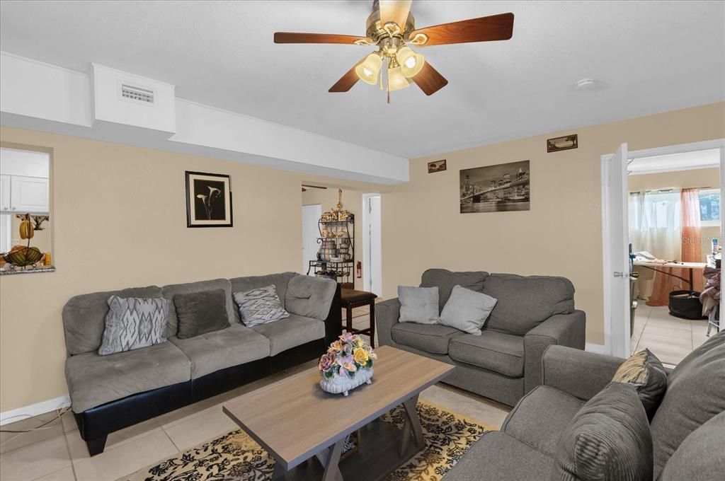 En Venta: $300,000 (4 camas, 2 baños, 1617 Pies cuadrados)