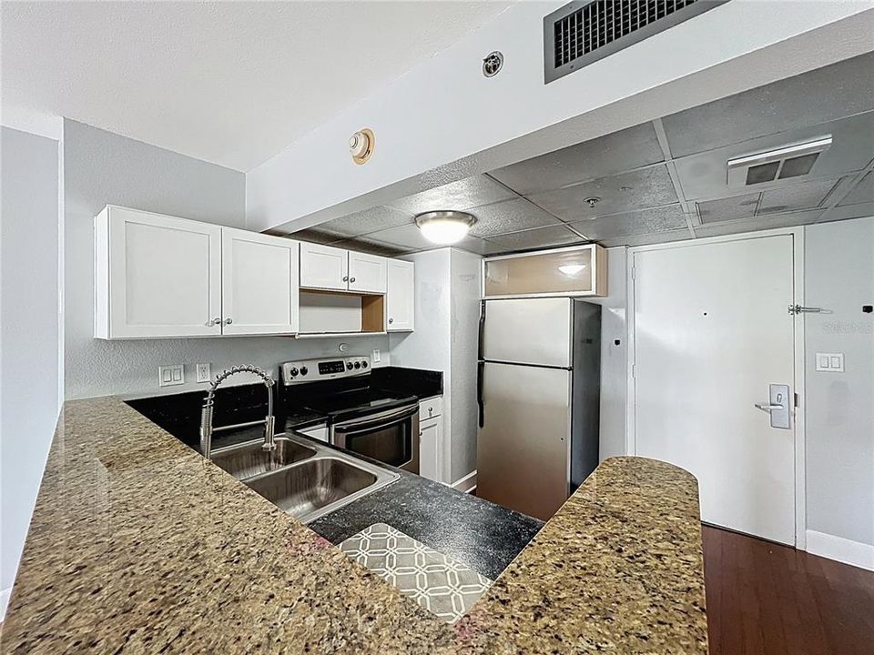 For Sale: $155,000 (1 beds, 1 baths, 592 Square Feet)