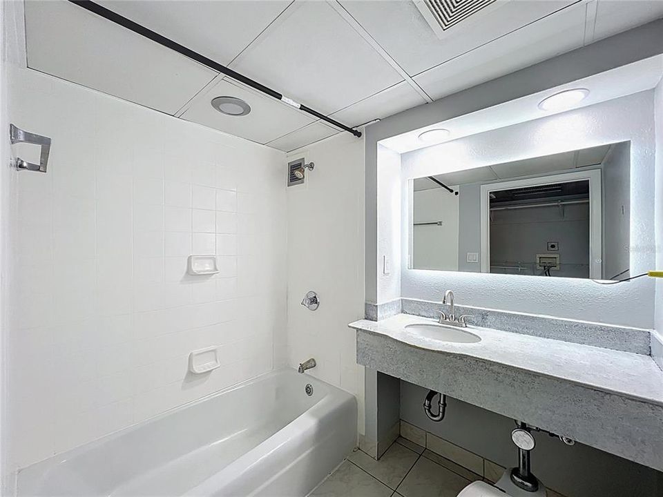 For Sale: $155,000 (1 beds, 1 baths, 592 Square Feet)