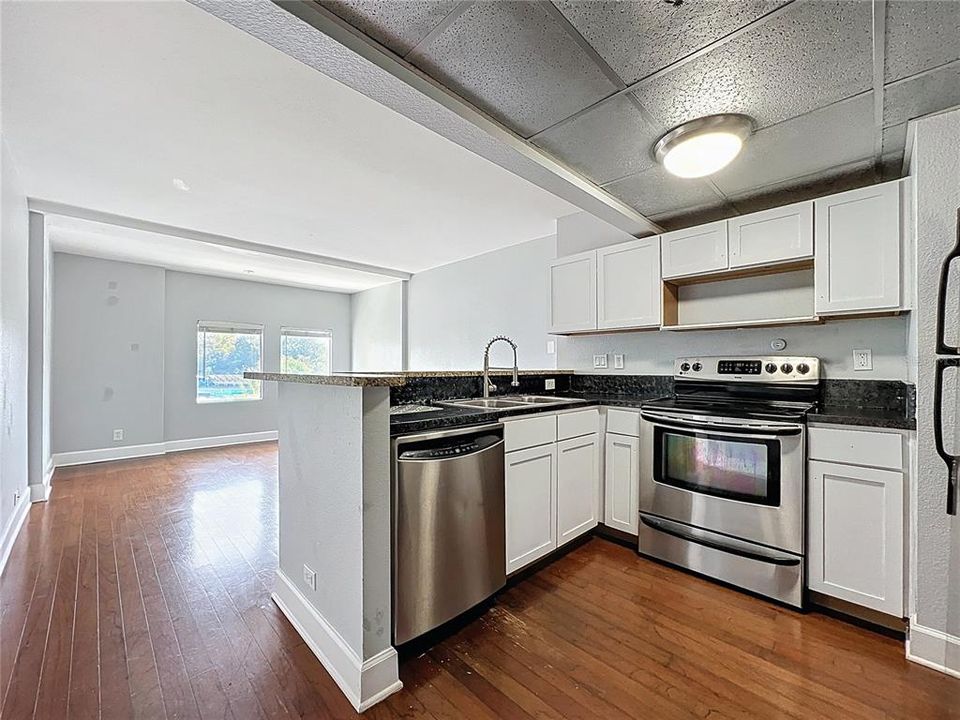 For Sale: $155,000 (1 beds, 1 baths, 592 Square Feet)