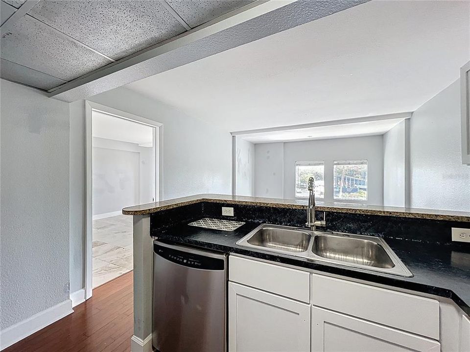 For Sale: $155,000 (1 beds, 1 baths, 592 Square Feet)