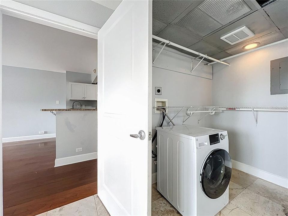 For Sale: $155,000 (1 beds, 1 baths, 592 Square Feet)