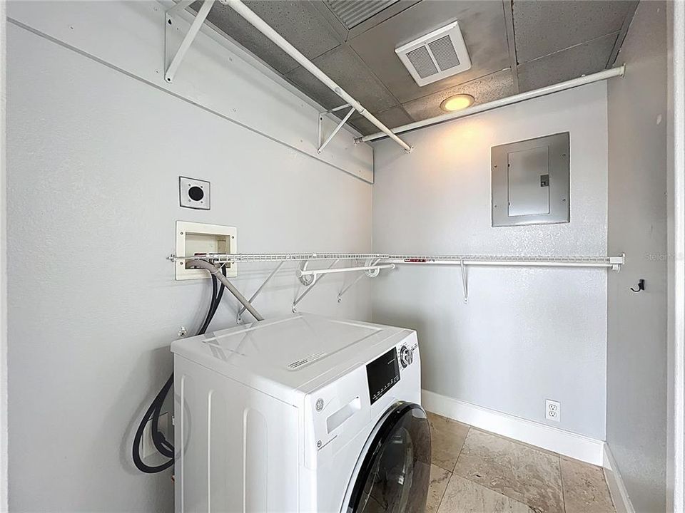 For Sale: $155,000 (1 beds, 1 baths, 592 Square Feet)