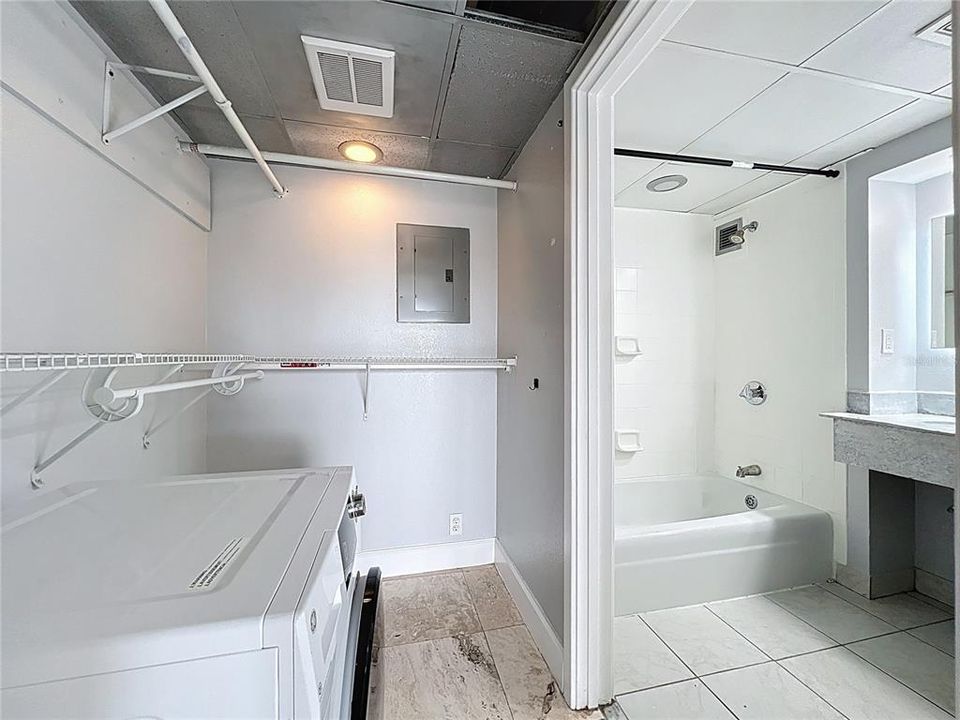 For Sale: $155,000 (1 beds, 1 baths, 592 Square Feet)