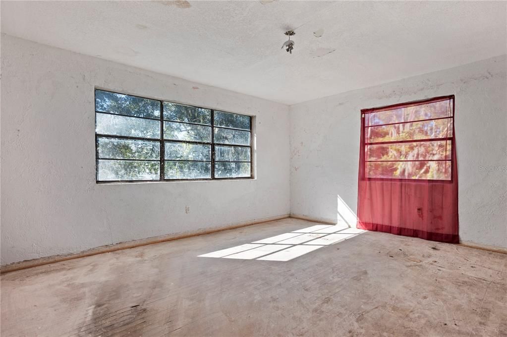 En Venta: $550,000 (5 camas, 2 baños, 4695 Pies cuadrados)