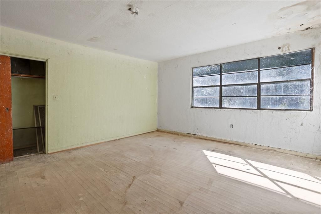 En Venta: $550,000 (5 camas, 2 baños, 4695 Pies cuadrados)