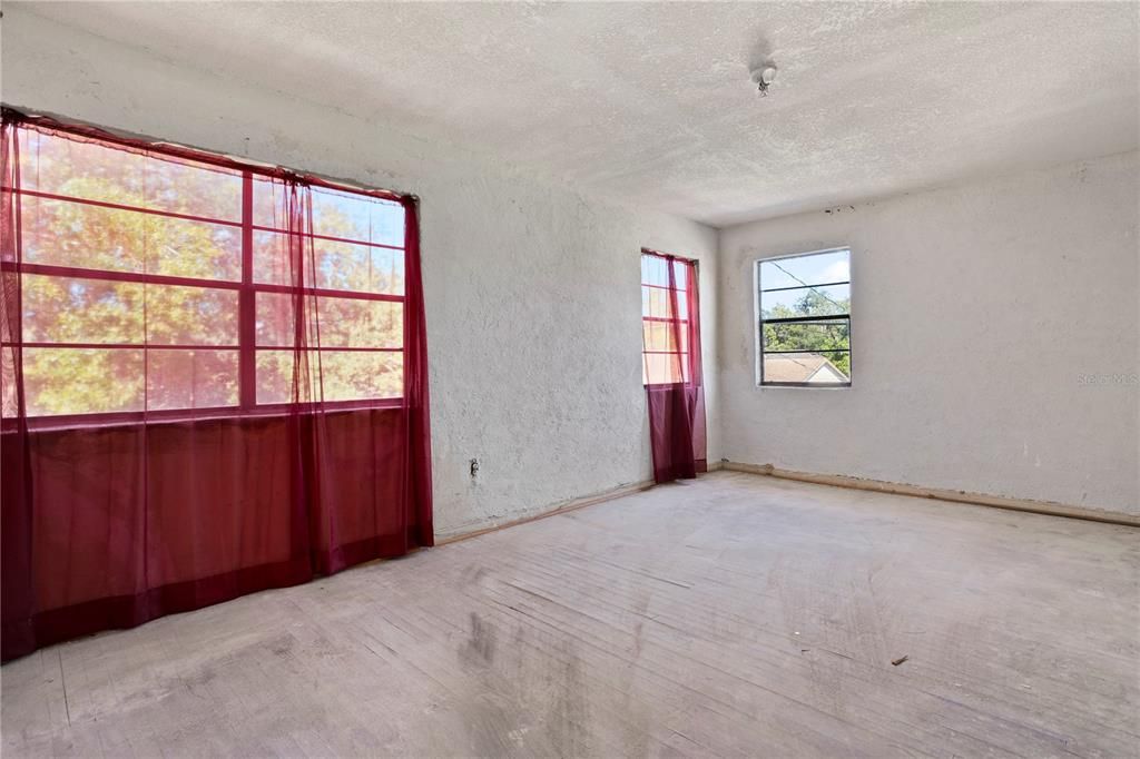 En Venta: $550,000 (5 camas, 2 baños, 4695 Pies cuadrados)