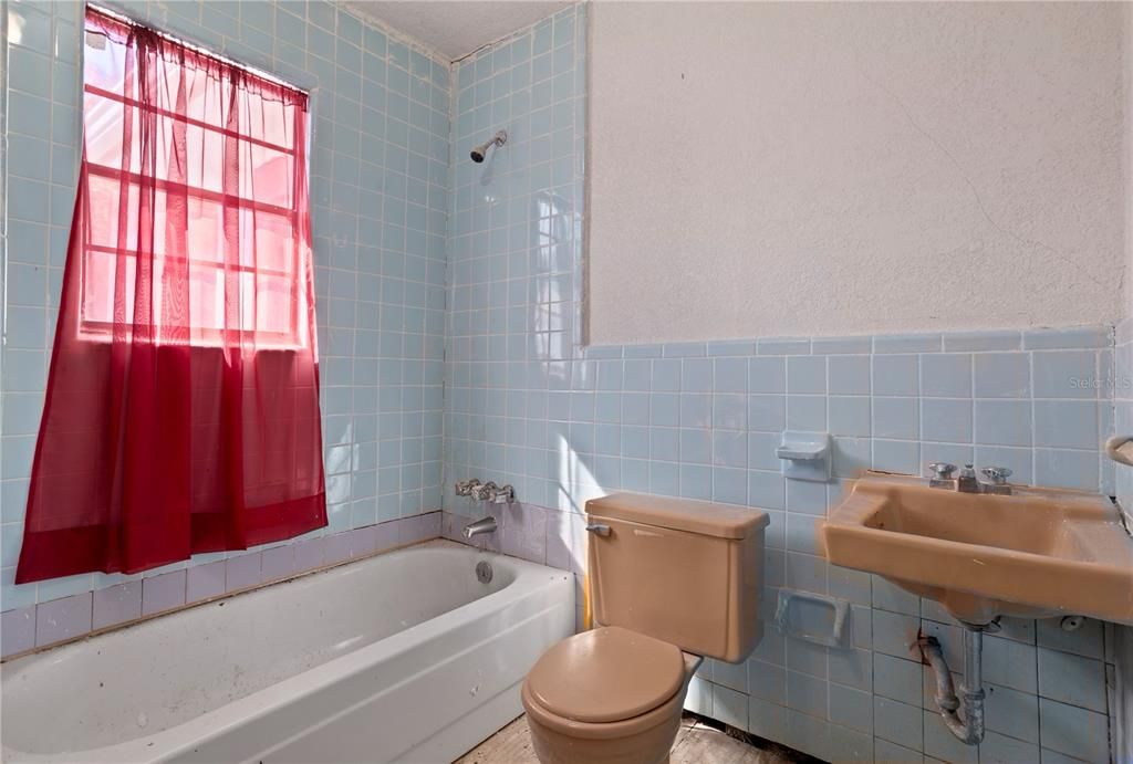 En Venta: $550,000 (5 camas, 2 baños, 4695 Pies cuadrados)