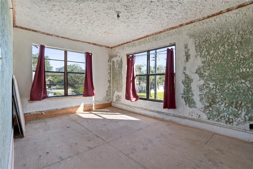 En Venta: $550,000 (5 camas, 2 baños, 4695 Pies cuadrados)