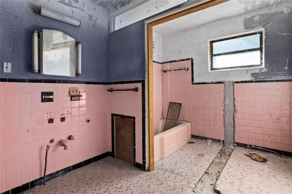 En Venta: $550,000 (5 camas, 2 baños, 4695 Pies cuadrados)