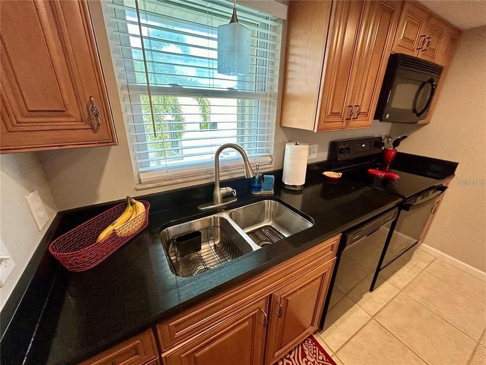 For Sale: $200,000 (2 beds, 2 baths, 1025 Square Feet)