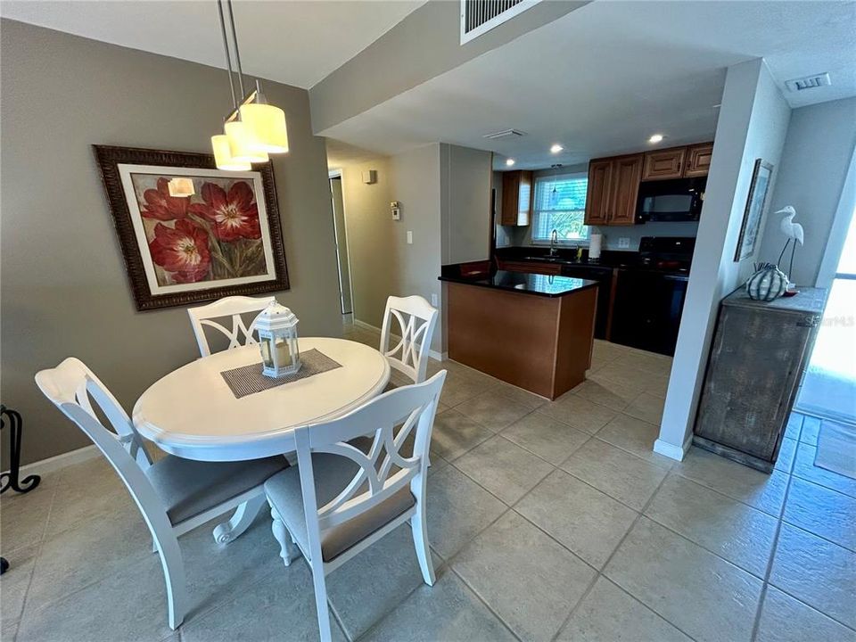 For Sale: $200,000 (2 beds, 2 baths, 1025 Square Feet)