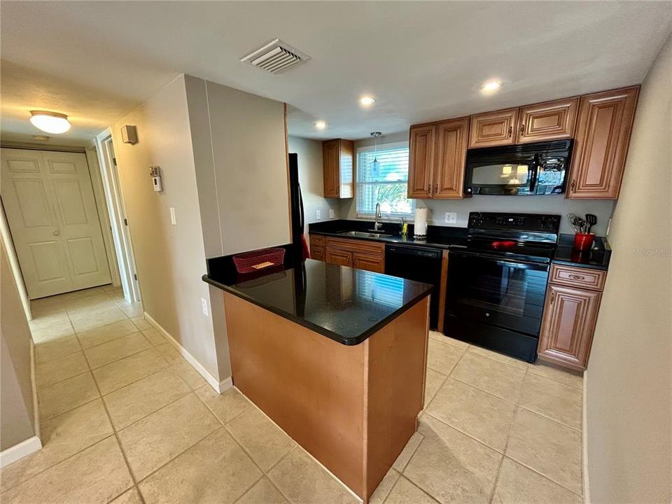 For Sale: $200,000 (2 beds, 2 baths, 1025 Square Feet)