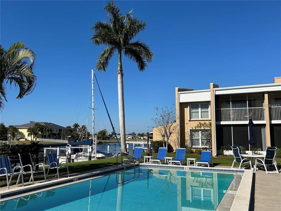 For Sale: $200,000 (2 beds, 2 baths, 1025 Square Feet)