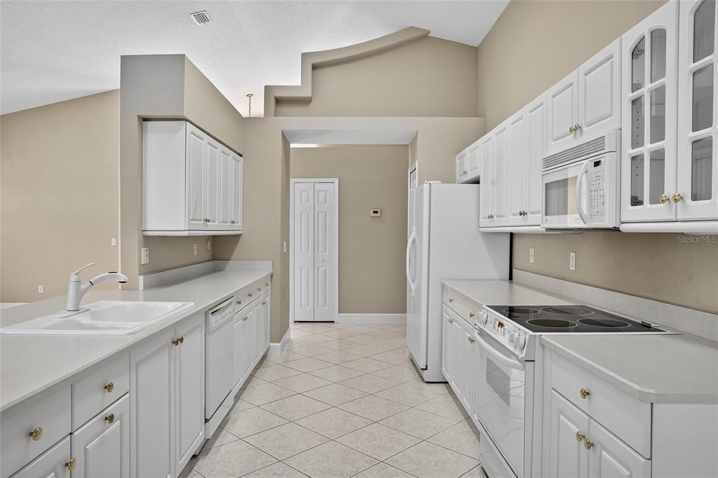 For Rent: $3,150 (3 beds, 2 baths, 1936 Square Feet)