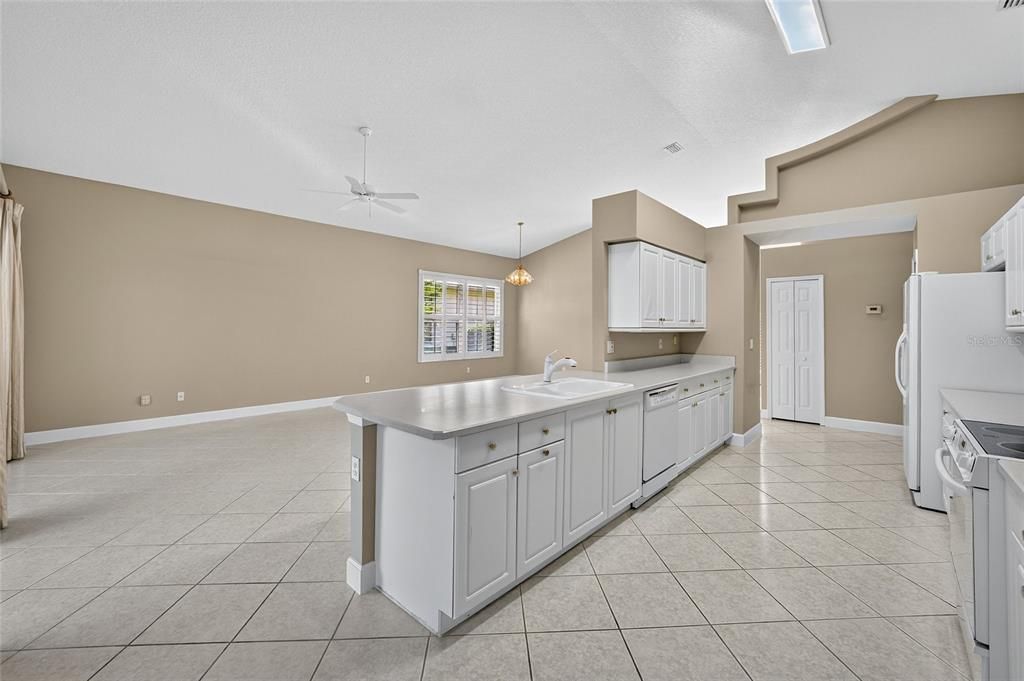 For Rent: $3,150 (3 beds, 2 baths, 1936 Square Feet)