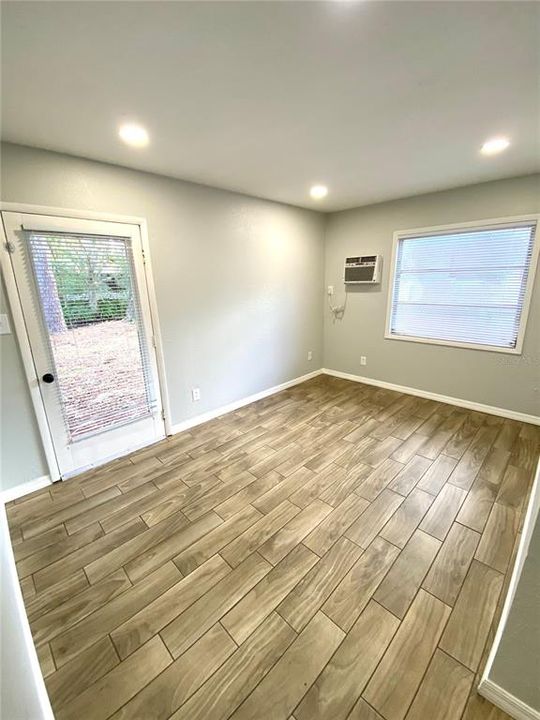 待售: $199,900 (2 贝兹, 1 浴室, 661 平方英尺)