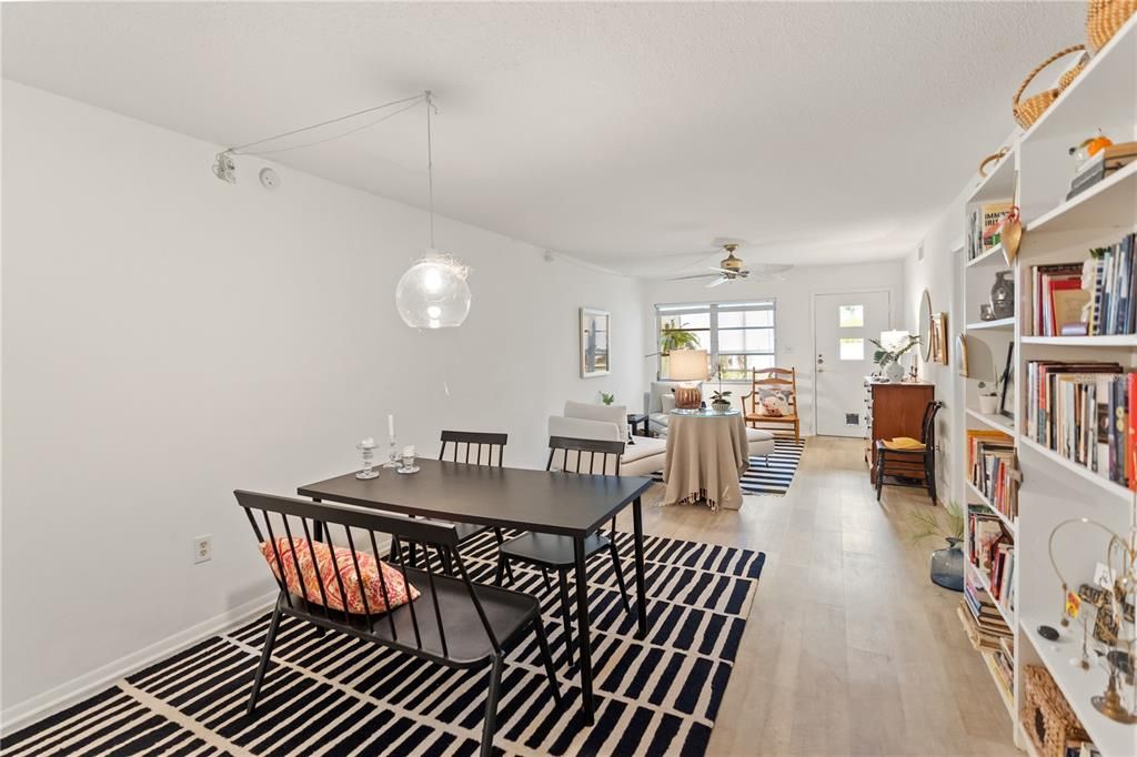 待售: $315,000 (2 贝兹, 2 浴室, 976 平方英尺)