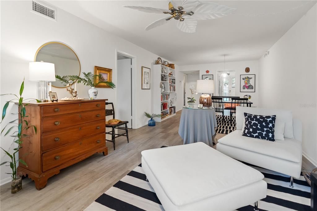 待售: $315,000 (2 贝兹, 2 浴室, 976 平方英尺)