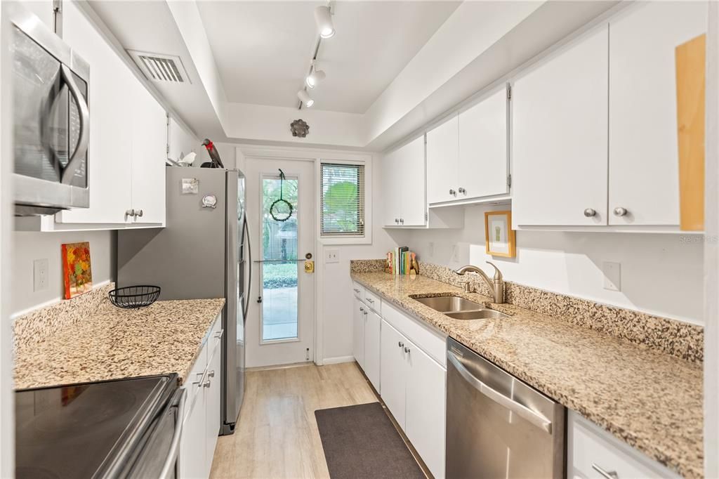 待售: $315,000 (2 贝兹, 2 浴室, 976 平方英尺)