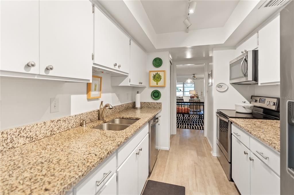 待售: $315,000 (2 贝兹, 2 浴室, 976 平方英尺)